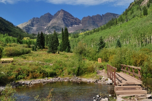 bridge leading to the Maroon Lake Trail